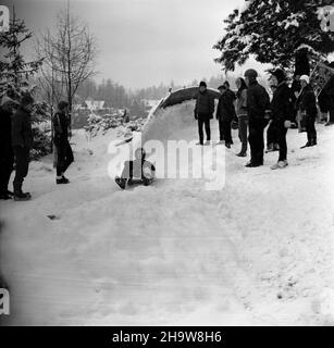 Zakopane, 1969-12-03. Od 2 XII 1969 r. kadra polskich saneczkarzy (seniorów i juniorów), pod kierunkiem Ryszarda Gurbowicza, trenowa³a na sztucznym torze, usypanym przez samych zawodników pod Krokwi¹. Nz. œlizg zawodnika na torze. pw  PAP/Tadeusz Olszewski      Zakopane, Dec. 3, 1969. Since Dec. 2, 1969 the Polish luger teams, both senior and junior, did exercises under the direction of Ryszard Gurbowicz on the artificial luge track made by the competitors near the Krokwia jump. Pictured: lugers during the training.  pw  PAP/Tadeusz Olszewski