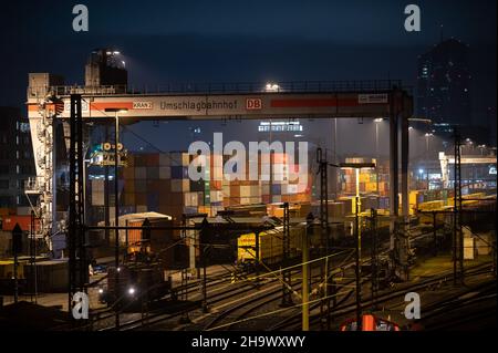 09 December 2021, Hessen, Frankfurt/Main: Freight containers stand in the freight yard. In the background (r) lights shine on the European Central Bank building. The Federal Statistical Office publishes figures today on exports in October 2021. Photo: Sebastian Gollnow/dpa Stock Photo