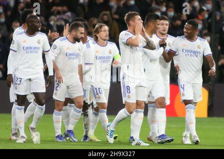 Toni Kroos of Real Madrid celebrates his goal with teammates during the UEFA Champions League, Group D football match between Real Madrid and FC Internazionale on December 7, 2021 at Santiago Bernabeu stadium in Madrid, Spain - Photo: Laurent Lairys/DPPI/LiveMedia Stock Photo