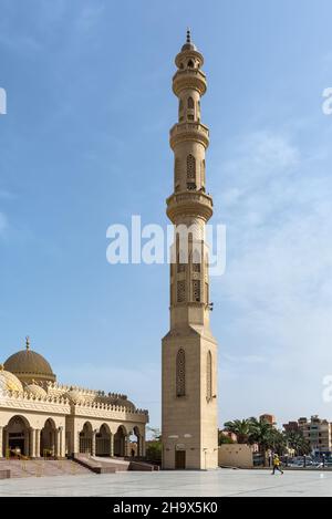Hurghada, Egypt - May 31, 2021: Minaret of mosque El Mina Masjid in Hurghada city, Egypt. One of the most famous islamic building. Stock Photo