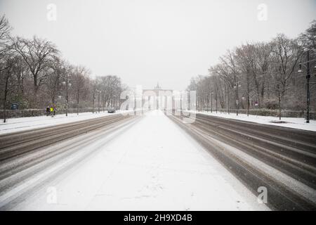 Berlin, Germany. 09th Dec, 2021. Snow lies on the Straße des 17. Juni in front of the Brandenburg Gate. Credit: Christoph Soeder/dpa/Alamy Live News Stock Photo