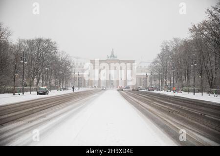 Berlin, Germany. 09th Dec, 2021. Snow lies on the Straße des 17. Juni in front of the Brandenburg Gate. Credit: Christoph Soeder/dpa/Alamy Live News Stock Photo