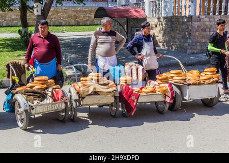 SAMARKAND, UZBEKISTAN: APRIL 27, 2018: Local bread sellers at the Siyob Siab Bazaar in Samarkand, Uzbekistan Stock Photo