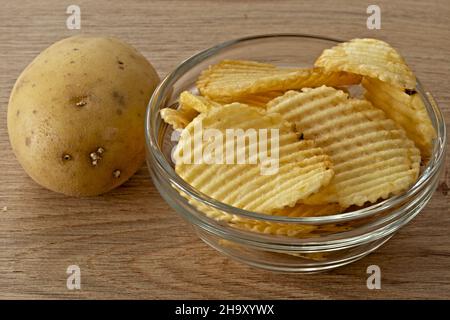 patate - patate fritte nella ciotola di vetro primo piano vista da sopra con patate fresche altra vista 2 Stock Photo