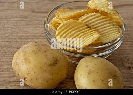 patate - patate fritte nella ciotola di vetro primo piano vista da sopra con patate fresche Stock Photo