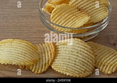 patate - patate fritte nella ciotola di vetro primo piano vista da sopra Stock Photo