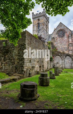 Culross Church and ruins of Culross Abbey in village of Culross in Fife, Scotland, UK Stock Photo