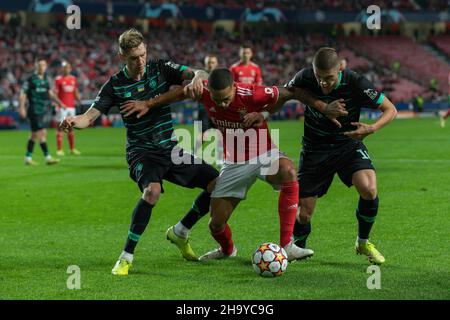December 08, 2021. Lisbon, Portugal. Dynamo Kiev's midfielder from Ukraine Denys Garmash (19), Benfica's defender from Brazil Gilberto (2) and Dynamo Kiev's defender from Ukraine Vitaliy Mykolenko (16) in action during the game of the 6th round of Group E for the UEFA Champions League, Benfica vs Dynamo Kiev Credit: Alexandre de Sousa/Alamy Live News Stock Photo