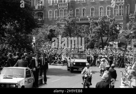 Szczecin, 1987-06-11. III pielgrzymka Ojca Œwiêtego Jana Paw³a II do Polski. Przejazd papie¿a ulicami miasta. ppr  PAP/CAF/Zbigniew Matuszewski      Szczecin, June 11, 1987. Pope John II's 3rd pilgrimage to Poland. A car carrying the pope on the city's street.  ppr  PAP/CAF/Adam Hawalej Stock Photo