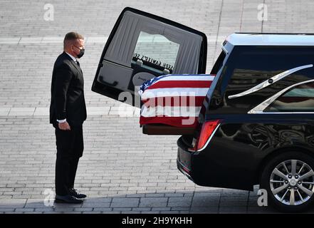 Washington, USA. 09th Dec, 2021. The casket of former US senator Bob Dole arrives at the US Capitol in Washington, DC where it will lie in state on December 9, 2021. (Photo by Pool/Sipa USA) Credit: Sipa USA/Alamy Live News Stock Photo
