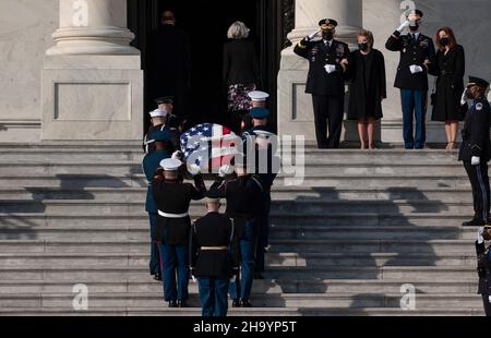Washington, USA. 09th Dec, 2021. WASHINGTON, DC - DECEMBER 09: A joint services military honor guard carries the casket containing the remains of the late Sen. Robert Dole (R-KS) up the steps of the U.S. Capitol on December 09, 2021 in Washington, DC. The former Senate Majority Leader and Republican Presidential nominee, will lie in state in the Capitol Rotunda all day before his funeral service at the National Cathedral. (Photo by Anna Moneymaker/Pool/Sipa USA) Credit: Sipa USA/Alamy Live News Stock Photo