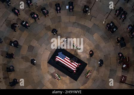 Washington, Dc, USA. 09th Dec, 2021. Elizabeth Dole lays across the casket of her husband, former Sen. Bob Dole, R-Kan., as he lies in state in the Rotunda of the U.S. Capitol, Thursday, Dec. 9, 2021, on Capitol Hill in Washington. (Photo by Andrew Harnik/Pool/Sipa USA) Credit: Sipa USA/Alamy Live News Stock Photo