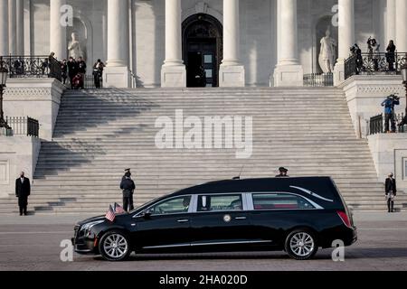 Washington, DC, USA. 09th Dec, 2021. A hearse carrying the casket containing the remains of the late Sen. Robert Dole (R-KS) arrives on the East Front Plaza of the U.S. Capitol on December 09, 2021 in Washington, DC. The former Senate Majority Leader and Republican Presidential nominee, will lie in state in the Capitol Rotunda all day before his funeral service at the National Cathedral. Credit: Anna Moneymaker/Pool Via Cnp/Media Punch/Alamy Live News Stock Photo
