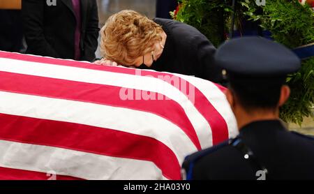 Washington, United States. 09th Dec, 2021. Elizabeth Dole lays across the casket of her husband, former Sen. Bob Dole, R-Kan., as he lies in state in the Rotunda during a Congressional memorial service in the Rotunda at the U.S. Capitol in Washington DC, on Thursday, December 9, 2021. Dole, who served on Capitol Hill for 36 years, died in his sleep on December 5 at the age of 98. Pool photo by Shawn Thew/UPI Credit: UPI/Alamy Live News Stock Photo