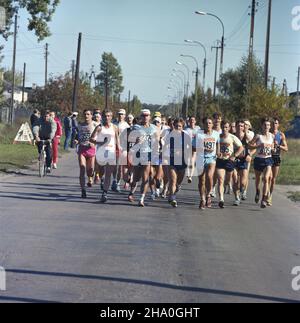 Warszawa 28.09.1986. VIII Miêdzynarodowy Warszawski Maraton Pokoju. msa  PAP/Leszek Fidusiewicz         Warsaw, 28 September 1986. The 8th International Peace Marathon.   msa  PAP/Leszek Fidusiewicz