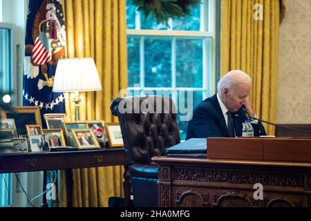 Washington, United States. 09th Dec, 2021. President Joe Biden holds a call with President Volodymyr Zelenskyy of Ukraine to discuss Russia's military build-up on Ukraine's borders, in the Oval Office, Thursday Dec. 9, 2021. ( Photo by Doug Mills/Pool/Sipa USA/POOL) Credit: Sipa USA/Alamy Live News Stock Photo