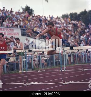 Grudzi¹dz 29.06.1986. W dniach 27-29.06 odbywa³y siê 62 Lekkoatletyczne Mistrzostwa Polski. Nz. Romuald Giegiel, bieg przez p³otki. msa  PAP/Leszek Fidusiewicz         Grudziadz, 29 June 1986. The 62nd Poland's Athletics Championship was held on June 27 to 29. Pictured: Romuald Giegiel, a hurdle race.  msa  PAP/Leszek Fidusiewicz
