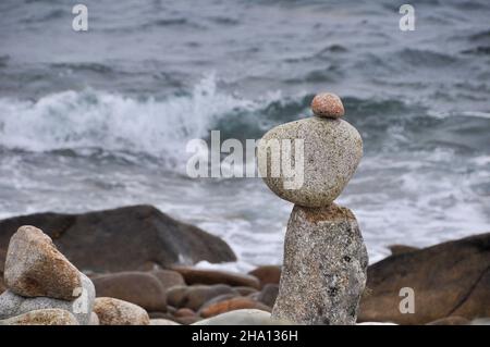 Pebble pillar close to the sea on a beach of St Agnes, an island in the Isles Of Scilly archipelago. Cornwall.UK Stock Photo