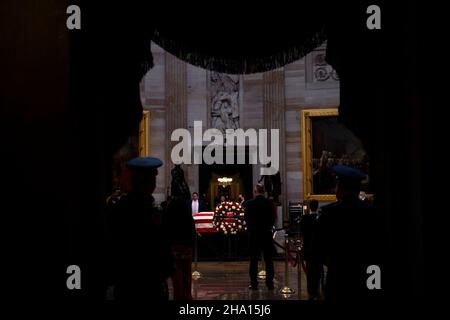 Washington, USA. 09th Dec, 2021. People pay their respects to former United States Senate Majority Leader Bob Dole (Republican of Kansas) as he lies in state in the Rotunda of the US Capitol in Washington, DC, Thursday, December 9, 2021. Credit: Rod Lamkey/CNP/dpa/Alamy Live News Stock Photo