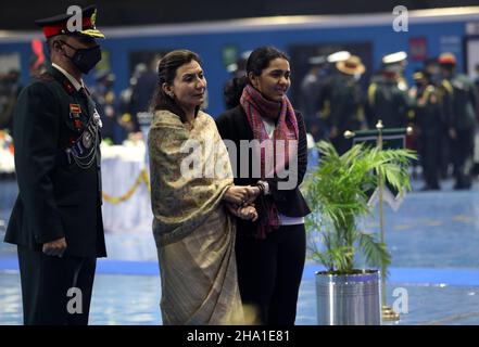 New Delhi, India. 09th Dec, 2021. Family members pay their last respects to Brigadier LS Lidder who lost his life in an Indian Air Force (IAF) Mi-17V5 military helicopter crash a day ago in Coonoor area Tamil Nadu, during a tribute ceremony at Palam Air base Station in New Delhi. (Photo by Naveen Sharma/SOPA Images/Sipa USA) Credit: Sipa USA/Alamy Live News Stock Photo