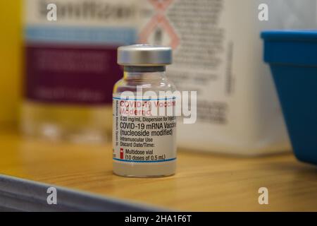 London, UK. 9th Dec, 2021. A vial containing the Pfizer/BioNTech Covid-19 booster jab seen at a vaccination centre. (Credit Image: © Dinendra Haria/SOPA Images via ZUMA Press Wire) Stock Photo