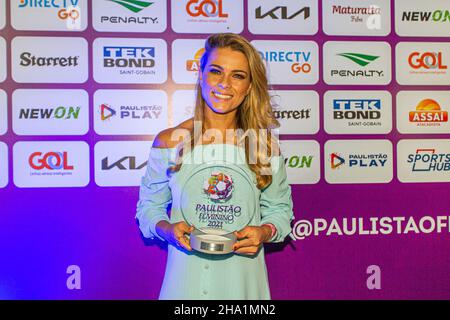 SÃO PAULO, SP - 09.12.2021: FESTA DE PREMIAÇÃO FUTEBOL FEMININO - Yasmim,  Grazi and Gabi Portilho, Corinthians players, during the 2021 São Paulo  Women's Soccer Championship Awards Party, held by the São