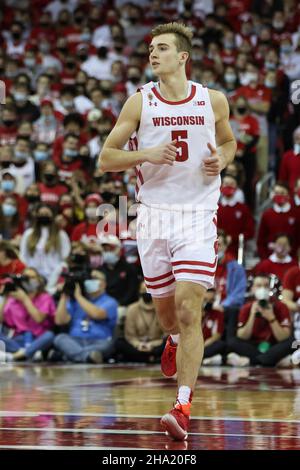 Wisconsin Badgers forward Tyler Wahl (5) handles the ball during an ...