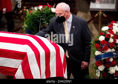 Washington, DC, USA. 09th Dec, 2021. United States Representative Paul Tonko (Democrat of New York) touches the casket of former Republican Senator from Kansas Bob Dole as he lies in state following a ceremony in the Rotunda of the US Capitol in Washington, DC, USA, 09 December 2021. Dole died on 05 December at the age of 98. Credit: Michael Reynolds/Pool via CNP/dpa/Alamy Live News Stock Photo