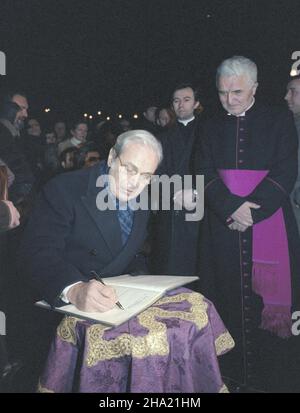 Kraków 02.1984. Wizyta w Polsce Sekretarza Generalnego Organizacji Narodów Zjednoczonych (ONZ) peruwiañskiego polityka Javiera Pereza de Cuellar. Nz. Perez de Cuellar wpisuje siê do ksiêgi pami¹tkowej koœcio³a pw. Wniebowziêcia Najœwiêtszej Marii Panny (bazylika Mariacka, koœció³ Mariacki) przy Rynku G³ównym na Starym Mieœcie. Z prawej proboszcz Bazyliki Mariackiej ks. infu³at Jan Koœció³ek. js  PAP/Grzegorz Rogiñski    Dok³adny dzieñ wydarzenia nieustalony.         Cracow, Poland, February 1984. United Nations Secretary General Javier Perez de Cuellar (C) signs a commemorative book with Parso