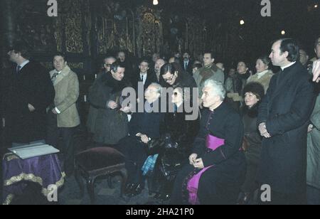 Kraków 02.1984. Wizyta w Polsce Sekretarza Generalnego Organizacji Narodów Zjednoczonych (ONZ) peruwiañskiego polityka Javiera Pereza de Cuellar. Nz. Perez de Cuellar (siedzi C) z ¿on¹ Marcel¹ Temple (obok) w koœciele pw. Wniebowziêcia Najœwiêtszej Marii Panny (bazylika Mariacka, koœció³ Mariacki) przy Rynku G³ównym na Starym Mieœcie. Obok proboszcz Bazyliki Mariackiej ks. infu³at Jan Koœció³ek. js  PAP/Grzegorz Rogiñski    Dok³adny dzieñ wydarzenia nieustalony.         Cracow, Poland, February 1984. United Nations Secretary General Javier Perez de Cuellar (5-R) and his wife Marcela Temple (4-