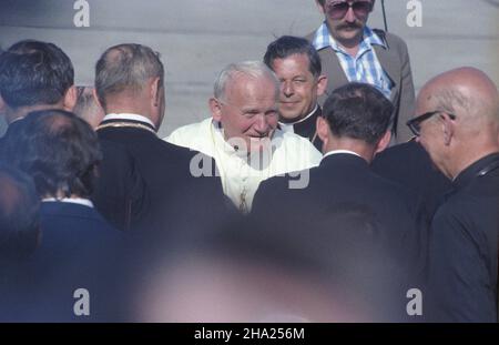 Kraków 23.06.1983. II pielgrzymka do Polski papie¿a Jana Paw³a II. Nz. Ojciec Œwiêty ¿egnany przed odlotem na lotnisku Balice. Za Janem Paw³em II prymas Polski kardyna³ Józef Glemp. wb  PAP/Wojciech Kryñski         Cracow, 23 June 1983. The 2nd pilgrimage of Pope John Paul II to Poland. The farewell ceremony bidden to the Holy Father at Balice airport. Primate of Poland Cardinal Jozef Glemp behind John Paul II.  wb  PAP/Wojciech Krynski