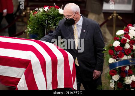 Washington, United States. 09th Dec, 2021. Democratic Representative of New York Paul Tonko touches the casket of former Republican Senator from Kansas Bob Dole as he lies in state following a ceremony in the Rotunda of the US Capitol in Washington, DC, USA, December 9, 2021. Dole died on 05 December at the age of 98. Photo by Michael Reynolds/Pool/ABACAPRESS.COM Credit: Abaca Press/Alamy Live News Stock Photo