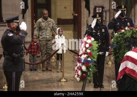 Washington, United States. 09th Dec, 2021. People pay their respects to former Sen. Bob Dole of Kansas, as he lies in state in the Rotunda of the U.S. Capitol building Thursday, December 9, 2021, in Washington, DC, USA. Photo by Oliver Contreras/Pool/ABACAPRESS.COM Credit: Abaca Press/Alamy Live News Stock Photo
