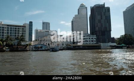 Mandarin Oriental Hotel, Bangkok  48 Oriental Avenue, Bang Rak, Bangkok, Thailand with lebua at State Tower in the background Stock Photo