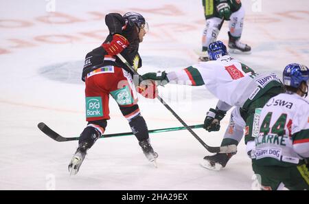 firo: 05.12.2021 Ice Hockey DEL Penny Bundesliga Season 2021/2022 DvÂºsseldorfer EG, Duesseldorfer EG, DEG - Augsburg Panther goal to 2 2 by No. 21, Brendan OÂ‚Ã „Ã´Donnell Stock Photo