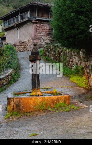 Drinking water bridge in the town of Vacarcel in Somiedo - Stock Photo