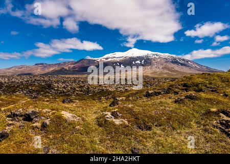 View of the Snaefellsjokull glacier from Djupalonssandur Beach, Snaefellsnes Peninsula, West Iceland Stock Photo