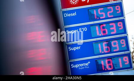 Bremen, Germany. 10th Dec, 2021. Fuel prices are displayed at a gas station. Inflation in Germany rose in November to its highest level in almost 30 years. Consumer prices increased by 5.2 percent compared to the same month last year, as reported by the Federal Statistical Office on Friday. Credit: Sina Schuldt/dpa/Alamy Live News Stock Photo