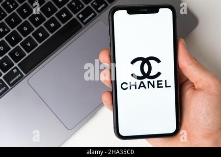 Chanel website iphone hi-res stock photography and images - Alamy