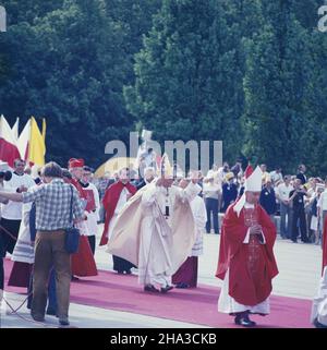 Warszawa 02.06.1979. Pierwsza pielgrzymka papie¿a Jana Paw³a II do Polski, 2-10.06.1979 r. Msza œwiêta na placu Zwyciêstwa. Nz. m.in. Ojciec Œwiêty (C), prymas Polski kardyna³ Stefan Wyszyñski (w purpurowym birecie). mta  PAP/Andrzej Kossobudzki Or³owski          Warsaw 02 June 1979. The first pilgrimage of Pope John Paul II to Poland on 2-10 June 1979. The Holy Father offering the mass at Zwyciestwa Square. Pictured: the Holy Father (centre), Primate of Poland Cardinal Stefan Wyszynski (wearing a purple biretta).   mta  PAP/Andrzej Kossobudzki Orlowski