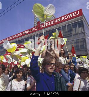 Warszawa 01.05.1977. Œwiêto Pracy. Pochód pierwszomajowy na ulicy Marsza³kowskiej. gr  PAP/Leszek £o¿yñski         Warsaw, Poland, 01 May 1977. Workers with banners with political slogans participate in the Workers' Day Parade in Warsaw. PAP/LESZEK LOZYNSKI