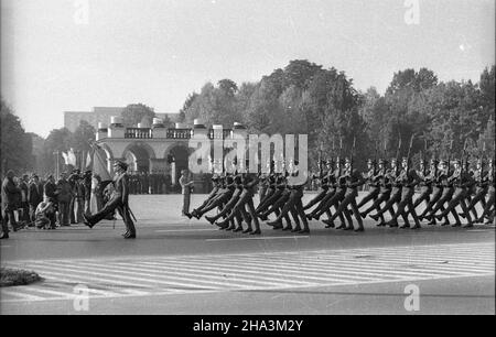 Warszawa, 1976-10-12. W latach powojennych zaniechano obchodów Œwiêta Wojska Polskiego i ustanowiono Dzieñ Wojska Polskiego (12 paŸdziernika) - upamiêtniaj¹c w ten sposób chrzest bojowy 1 DP im. Tadeusza Koœciuszki pod Lenino. ad  PAP/Henryk Rosiak      Warsaw, Oct. 12, 1976. Poland's post-war authorities changed the date of the Polish Army Day. It was established at October 12 to commemorate 1st battle of the 1st Tadeusz Kosciuszko Polish division near the village of Lenino.   ad  PAP/Henryk Rosiak Stock Photo