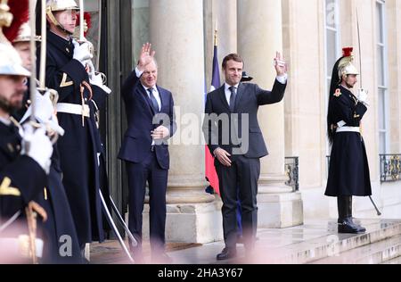 Paris, France. 10th Dec, 2021. French President Emmanuel Macron greets new German Federal Chancellor Olaf Scholz at the Elysee Palace, in Paris, France, Dec. 10, 2021. Credit: Gao Jing/Xinhua/Alamy Live News Stock Photo