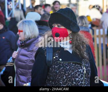 London, UK. 10th Dec, 2021. Trafalgar Square Xmas market busy on Friday afternoon. Credit: JOHNNY ARMSTEAD/Alamy Live News Stock Photo