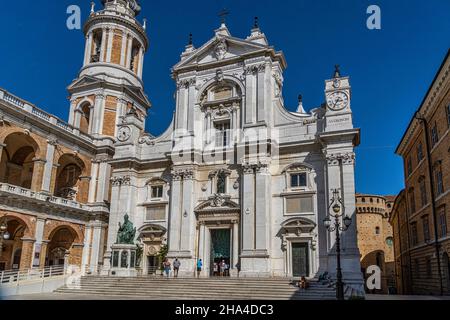 Facade of the Basilica of Loreto and the monumental fountain in Piazza della Madonna. Loreto, Province of Ancona, Marche, Italy, Europe Stock Photo