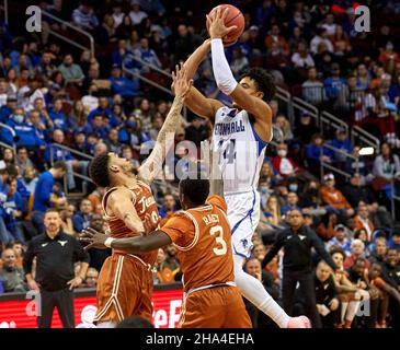 Texas guard Courtney Ramey (3) shoots the ball during the first half of ...