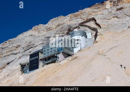 environmental research station schneefernerhaus from the max planck institute under the summit of the zugspitze,zugspitzplatt,zugspitzgipfel,wetterstein mountains,garmisch-partenkirchen,loisachtal,upper bavaria,bavaria,southern germany,germany,europe, Stock Photo