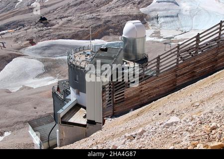 hike to zugspitze,view of the schneefernerhaus environmental research station from the max planck institute under the summit of the zugspitze,wetterstein mountains blue sky,garmisch-partenkirchen,loisachtal,upper bavaria,bavaria,southern germany,germany,europe, Stock Photo