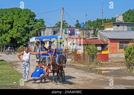 Cuban repairing horse-drawn taxi carriage in rural village in the Sierra Maestra, Santiago de Cuba Province on the island Cuba, Caribbean Stock Photo
