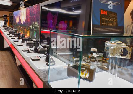 B&H Camera Store In New York City Stock Photo - Alamy